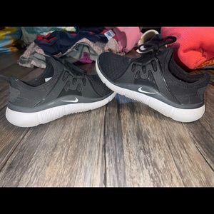 Size 8 Nike tennis shoes